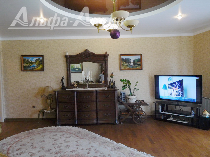 Трехкомнатная квартира, Октябрьской Революции ул. - 180821, фото 1
